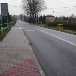 Ulica Żorska z nowym chodnikiem i sygnalizacją