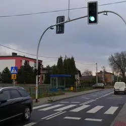 Ulica Żorska z nowym chodnikiem i sygnalizacją