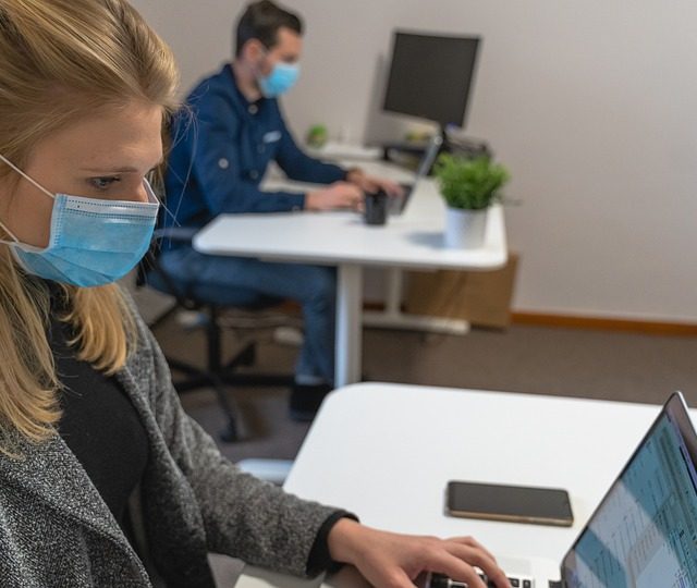 Kolejne zwolnienia i postojowe z ZUS