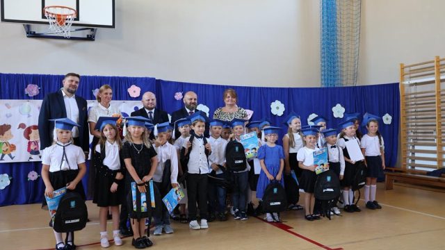 SP nr 9 w Zgoniu rozpoczęła nowy rok szkolny i powitała nową dyrektor