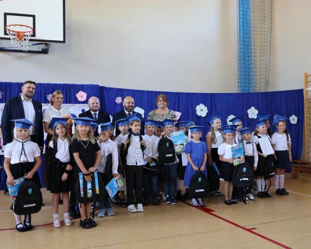 SP nr 9 w Zgoniu rozpoczęła nowy rok szkolny i powitała nową dyrektor