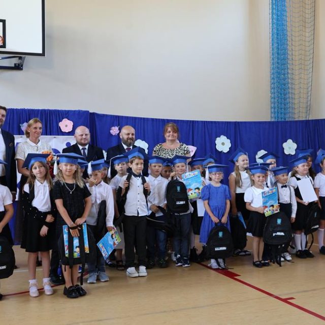 SP nr 9 w Zgoniu rozpoczęła nowy rok szkolny i powitała nową dyrektor