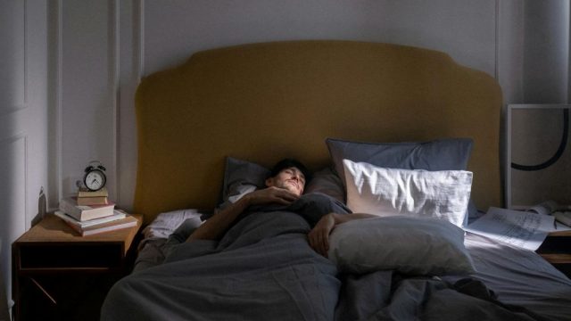 Kołdra obciążeniowa HuggyMoon – czy naturalna metoda może poprawić jakość snu?