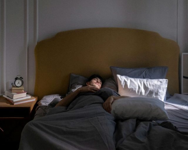 Kołdra obciążeniowa HuggyMoon – czy naturalna metoda może poprawić jakość snu?