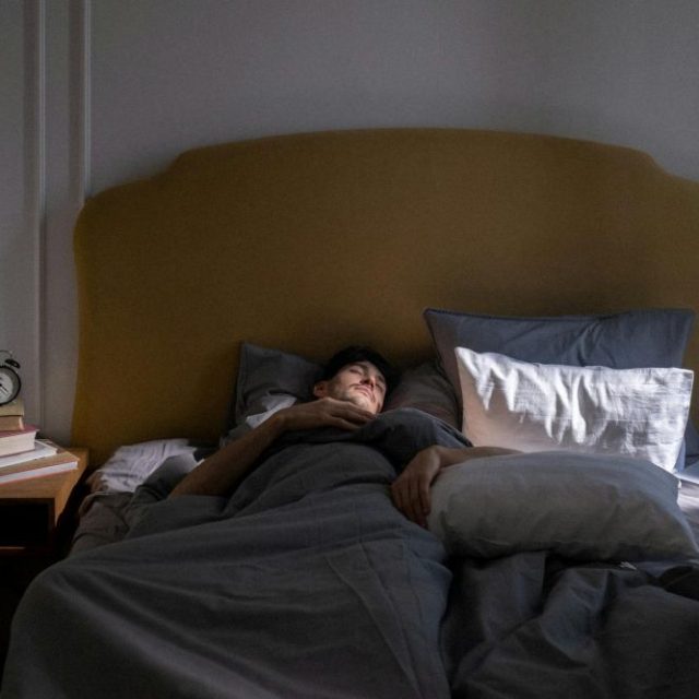 Kołdra obciążeniowa HuggyMoon – czy naturalna metoda może poprawić jakość snu?