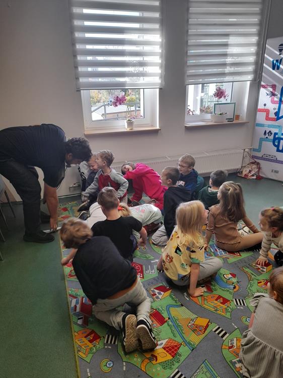 Mała książka, wielki człowiek – warsztaty w Orzeszu dla przedszkolaków - fotoreportaż