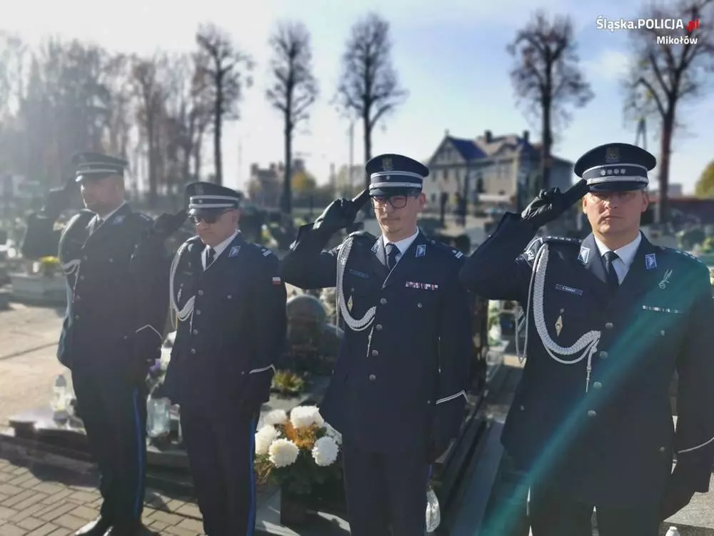 Komendanci garnizonu mikołowskiego oddali hołd poległym funkcjonariuszom / fot. KPP Mikołów
