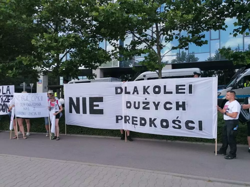 Mieszkańcy Orzesza uczestniczyli w warszawskim proteście przeciwko budowie szybkiej kolei / fot. UM Orzesze