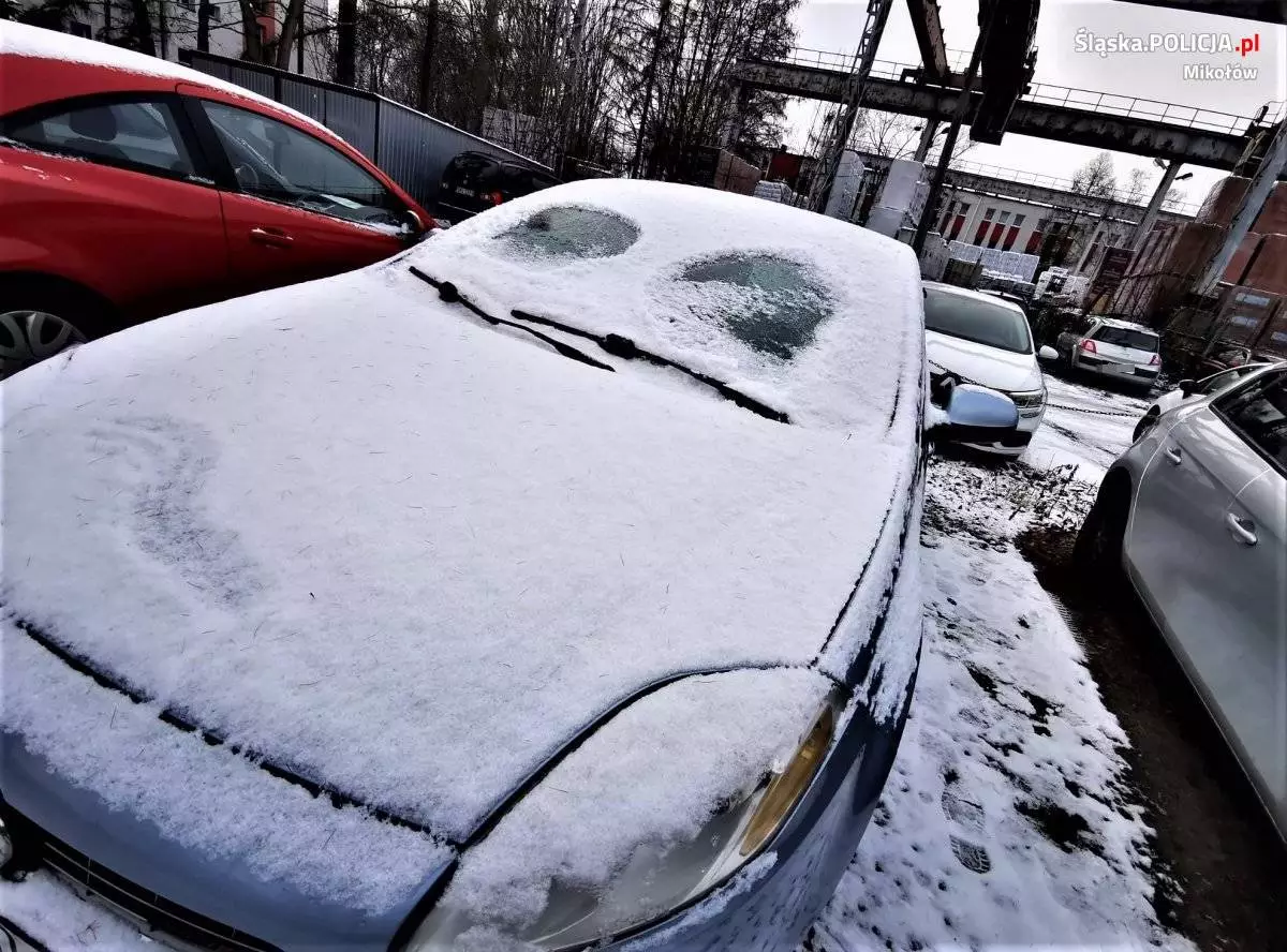 Oszronione szyby i samochód pokryty śniegiem - czym grozi taka jazda?