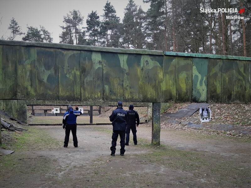 Policjanci wzięli udział w pierwszym w tym roku treningu z wyszkolenia strzeleckiego