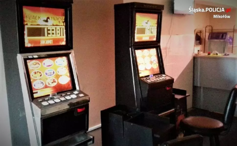 Policjanci zlikwidowali punkt z nielegalnymi automatami do gier hazardowych