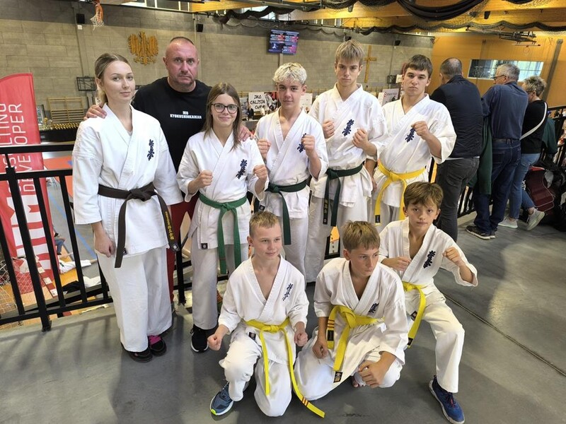 Reprezentacja UKS Karate Kyokushin Orzesze triumfuje w Kaliszu – 10 pucharów!
