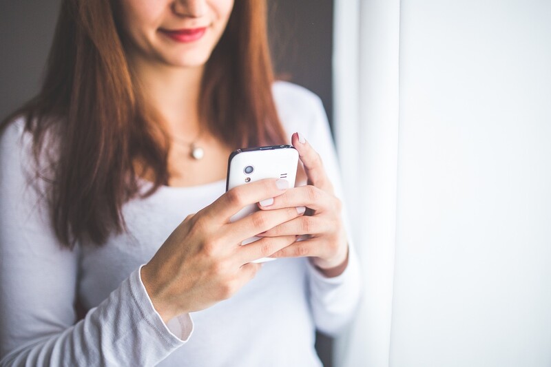 Uważaj na SMS’y dotyczące rzekomych dopłat do przesyłek kurierskich